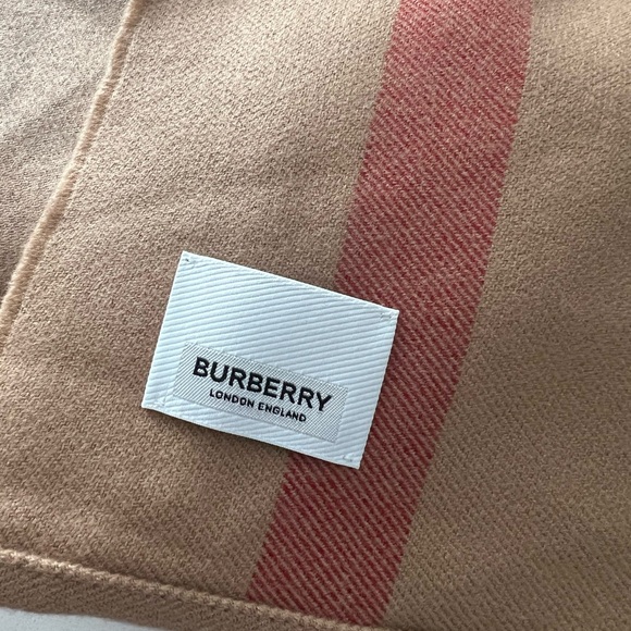 ๐ Burberry Check Reversible Camel Check Cape Poncho - Picture 5 of 8